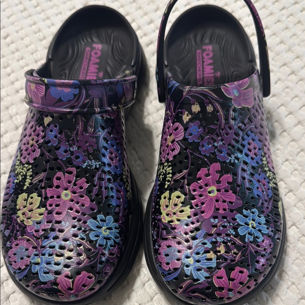 Sketchers Foamies clogs.